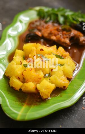 Tapioka von oben mit scharfem Kerala Fisch Curry indisches Essen. pearl Spot Fisch Curry rote Chili, Curryblatt. Asiatische Küche. Köstliche würzige Bengali Stockfoto