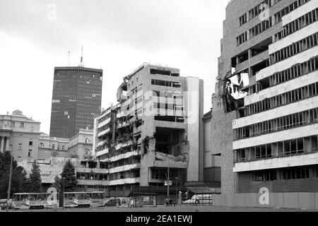 BELGRAD, SERBIEN - 1. AUGUST: Ruinen des Verteidigungsministeriums wurden 1999 von der NATO bombardiert. Aufgenommen 2014 Stockfoto