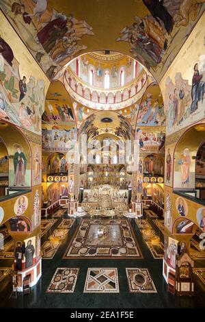 PODGORICA, MONTENEGRO - AUGUST 17: Im Inneren der Auferstehungskathedrale in Podgorica. Noch unvollständig zum Zeitpunkt der Aufnahme in 2014, Bau