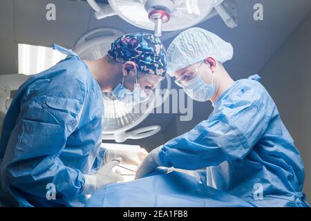 Chirurgen machen plastische Operation in der medizinischen Klinik. Chirurgie. Professionelle Medecine. Hautpflege. Korrektur der Gesichtsform für den Patienten Stockfoto