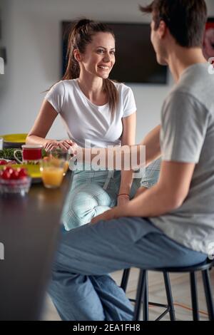 Ein junges Paar in der Liebe verbringen schönen Morgen in einer fröhlichen Atmosphäre zu Hause zusammen. Paar, Liebe, Frühstück, zusammen Stockfoto
