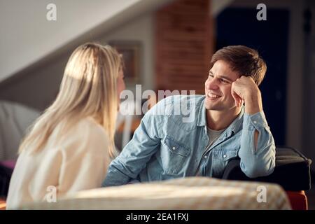 Ein junges Paar in romantischen Momenten in entspannter Atmosphäre zu Hause. Paar, Beziehung, Zuhause, zusammen Stockfoto