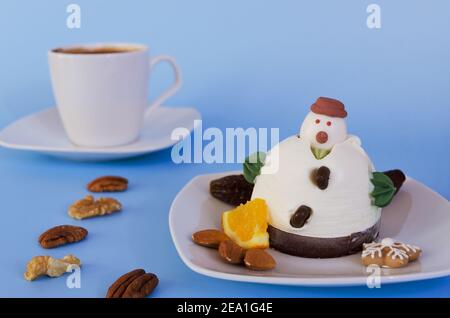 Leckere vegetarische Weihnachtsbaum-Pizza mit Tomaten, Gemüse und Käse auf blauem Hintergrund. Kreatives, witziges Food-Konzept für Kinder. Draufsicht Stockfoto