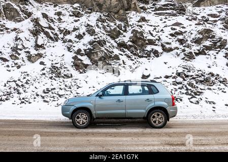 Hyunai Tucson SUV auf rutschiger Winterstraße in einem Berg Schlucht Stockfoto