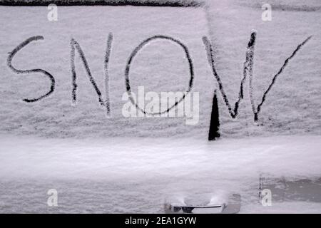 Das Wort Schnee Geschrieben Im Schnee In Amsterdam Die Niederlande 7-2-2021 Stockfoto