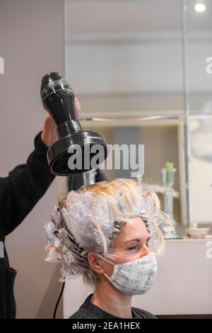 Eine Frau hat ihre Haare vor dem vollständigen Lockdown gefärbt Im Jahr 2020 Stockfoto