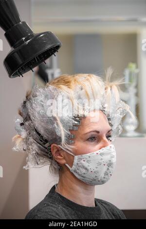 Eine Frau hat ihre Haare vor dem vollständigen Lockdown gefärbt Im Jahr 2020 Stockfoto