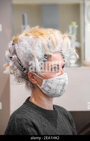 Eine Frau hat ihre Haare vor dem vollständigen Lockdown gefärbt Im Jahr 2020 Stockfoto