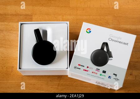 Ein Google Chromecast Dongle in der Originalverpackung. Zum Abspielen von Audio-visuellen Inhalten, die über das Internet gestreamt werden. Stockfoto