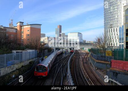 LONDON, ENGLAND - JANUAR 28th 2021: Jubilee Line U-Bahn-Züge in Stratford Station in East London. Stockfoto