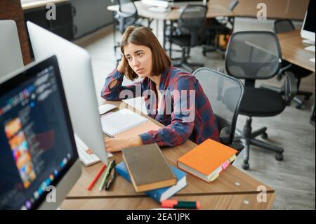 Müde IT-Spezialist arbeitet am Computer im Büro Stockfoto