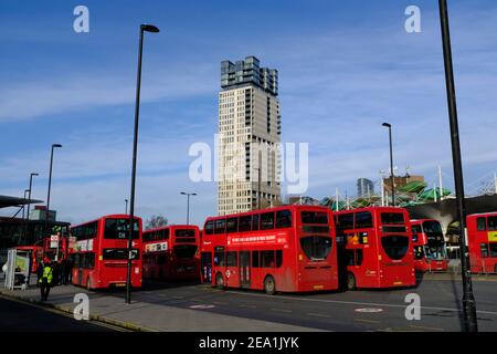 LONDON, ENGLAND - 28th. JANUAR 2021: Busbahnhof Stratford und Legacy Tower in East London. Stockfoto