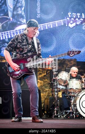 Roger Glover of Deep Purple spielt live auf der Bühne der O2 Arena Greenwich, London. Stockfoto