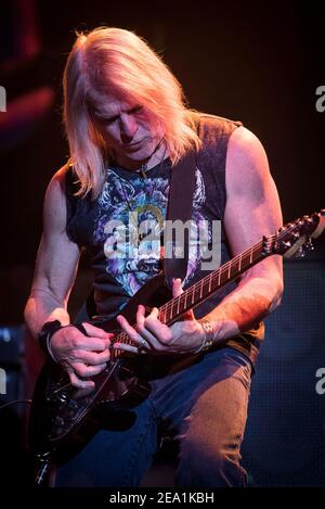 Steve Morse von Deep Purple spielt live auf der Bühne der O2 Arena Greenwich, London. Stockfoto