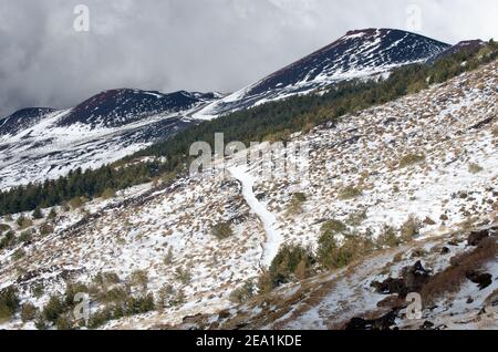 Silvestri Krater (2000 m.) und verschneite Pfad 'Schiena dell'Asino' zum 'Bove Valley' im Ätna Park, Sizilien Stockfoto