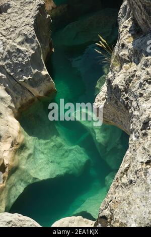 Schöne natürliche Pools, entlang des Flusses Alcanadre in Fuente de Tamara, in den aragonesischen Pyrenäen, Huesca, Spanien. Grüner Fluss Stockfoto