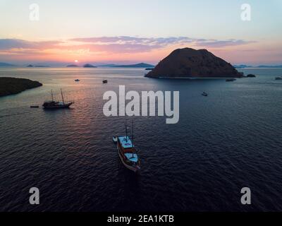 Sonnenuntergang im Komodo Nationalpark Insel Pulau Koaba Stockfoto