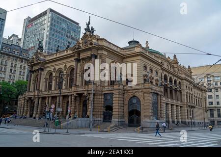 Stadttheater (Theatro Municipal) auf Praça Ramos de Azevedo in Sao Paulo, Brasilien. Stockfoto