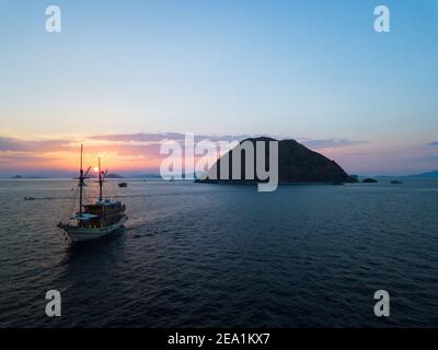 Sonnenuntergang im Komodo Nationalpark Insel Pulau Koaba Stockfoto