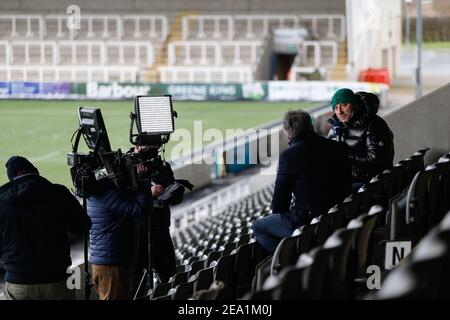 Newcastle, Großbritannien. Februar 2021, 07th. NEWCASTLE UPON TYNE, ENGLAND. FEB 7th: Und Mark Durden-Smith David Flatman (rechts) von BT Sport haben einen Pre-Match Chat vor dem Gallagher Premiership Spiel zwischen Newcastle Falcons und Exeter Chiefs im Kingston Park, Newcastle am Sonntag, den 7th. Februar 2021. (Kredit: Chris Lishman, MI News) Kredit: MI Nachrichten & Sport /Alamy Live Nachrichten Stockfoto