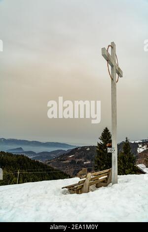 Winter Landschaft mit Sahara Sandwolke, Landschaft mit sandigen Wolken und verschneiten Bergen, Schneefeld und Wäldern. Säntis und Alpstein im Hintergrund Schnee Stockfoto