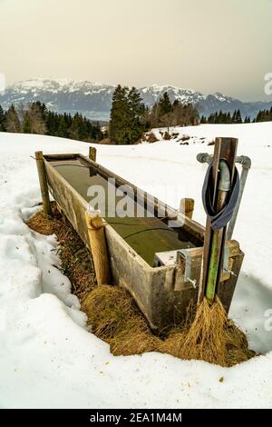 Winter Landschaft mit Sahara Sandwolke, Landschaft mit sandigen Wolken und verschneiten Bergen, Schneefeld und Wäldern. Säntis und Alpstein im Hintergrund Schnee Stockfoto