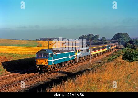 Die Diesellokomotive der Baureihe 47 Nr. 47714 mit der Lokomotive der Baureihe 90 Nr. 90001 im Schlepptau bildet einen umgelengten Anglia-Dienst bei Littlebury. Diese Arbeit war eine von einer kleinen Anzahl von Diensten umgeleitet während 2004. 31st. August 2004. Stockfoto