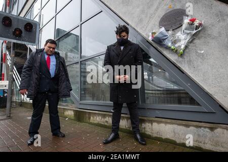 Aazim Ihsan, ein Verwandter des Opfers, und Jonathan Ganesh, Präsident der Docklands Victims Association (links), halten eine Schweigeminute neben einer Gedenktafel zum Gedenken an den Anschlag während des 25th-jährigen Gedenkgottesdienstes des Londoner Docklands-Bombenanschlags an der Stelle, an der zwei Menschen bei der IRA-Explosion im Februar 1996 ums Leben kamen. Bilddatum: Sonntag, 7. Februar 2021. Stockfoto