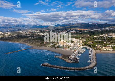 Luftaufnahme des Hafens von cabopino in der Gemeinde Marbella, Andalusien Stockfoto