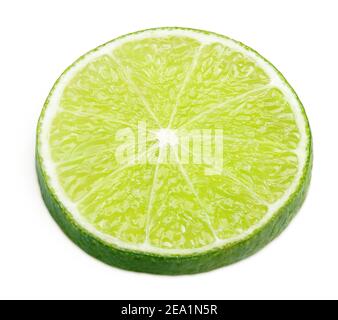 Scheibe Limettenzitrusfrüchte, die isoliert auf Weiß liegen Hintergrund mit Beschneidungspfad Stockfoto