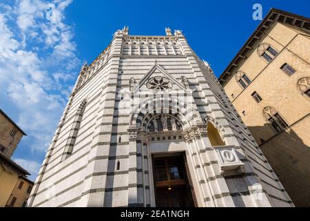 Mittelalterliches Baptisterium von San Giovanni in Corte oder Ritondo (1303-1361), in Piazza del Duomo (Domplatz), Pistoia Innenstadt, Toskana, Italien, Europa. Stockfoto