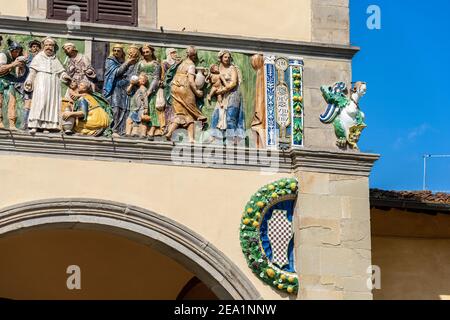 Detail des Ospedale del Ceppo mit der berühmten bunten Keramik, altes Krankenhaus von Pistoia, XIII Jahrhundert. Toskana, Italien, Europa. Stockfoto