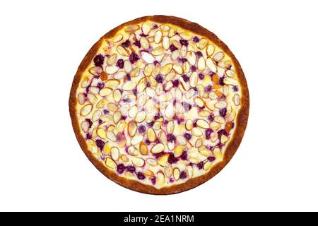 Pie mit einer goldenen Kruste, Quark Sahne und Kirschen mit Mandelscheiben verziert, isoliert auf einem weißen Hintergrund. Das Konzept der Herstellung eines Heils Stockfoto