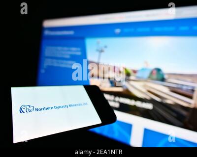 Handy mit Logo des kanadischen Bergbauunternehmens Northern Dynasty Minerals Ltd. Auf dem Bildschirm vor der Website. Fokus auf der linken Seite des Handydisplays. Stockfoto