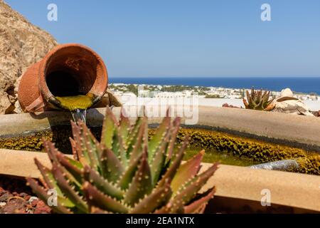 Wasserspiel mit Blick auf die Ägäis auf der Insel Santorini. Griechenland Stockfoto