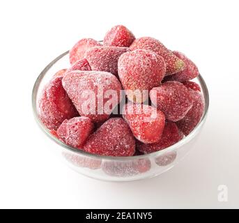 Gefrorene Erdbeeren in Glasschale auf weißem Hintergrund Stockfoto