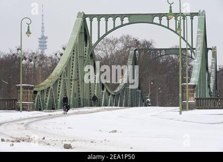 Potsdam, Deutschland. Februar 2021, 07th. Ein Radfahrer fährt von der Glienicker Brücke in Richtung Stadtzentrum. Quelle: Soeren Stache/dpa-Zentralbild/ZB/dpa/Alamy Live News Stockfoto