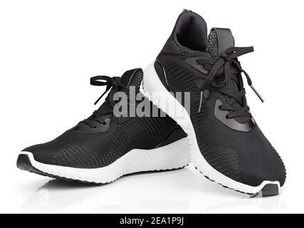 Ein Paar neue schwarze Sport-Laufschuhe oder Sneaker ohne Marke Isoliert auf weißem Hintergrund mit Beschneidungspfad Stockfoto