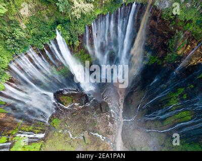 Atemberaubende Aussicht auf die Tumpak Sewu Wasserfälle auch als Amir Chupan Sewu bekannt. Tumpak Sewu Wasserfälle sind eine touristische Attraktion in Ostjava, Indonesien. Stockfoto