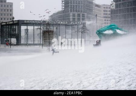 Berlin, Deutschland. Februar 2021, 07th. Deutschland, Berlin, 07. Februar 2021: Die Menschen genießen das Wetter bei Schneefall am Potsdamer Platz. Der Deutsche Wetterdienst warnt vor heftigem Schneefall mit Windwirbeleien bei Temperaturen, die deutlich unter dem Gefrierpunkt liegen. (Foto: Jan Scheunert/Sipa USA) Quelle: SIPA USA/Alamy Live News Stockfoto