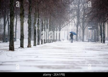 Berlin, Deutschland. Februar 2021, 07th. Deutschland, Berlin, 07. Februar 2021: Eine Person kann bei Schneefall in Berlin Mitte gesehen werden. Der Deutsche Wetterdienst warnt vor heftigem Schneefall mit Windwirbeleien bei Temperaturen, die deutlich unter dem Gefrierpunkt liegen. (Foto: Jan Scheunert/Sipa USA) Quelle: SIPA USA/Alamy Live News Stockfoto