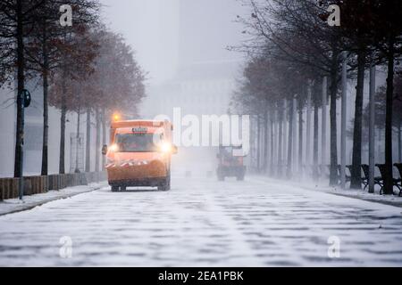 Berlin, Deutschland. Februar 2021, 07th. Deutschland, Berlin, 07. Februar 2021: Schneefeger ist bei Schneefall in Berlin Mitte zu sehen. Der Deutsche Wetterdienst warnt vor heftigem Schneefall mit Windwirbeleien bei Temperaturen, die deutlich unter dem Gefrierpunkt liegen. (Foto: Jan Scheunert/Sipa USA) Quelle: SIPA USA/Alamy Live News Stockfoto