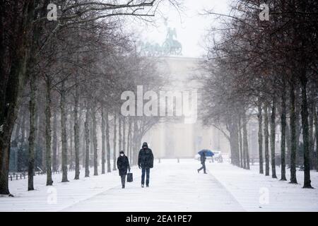 Berlin, Deutschland. Februar 2021, 07th. Deutschland, Berlin, 07. Februar 2021: Im Zentrum Berlins sind Menschen bei Schneefall zu sehen. Der Deutsche Wetterdienst warnt vor heftigem Schneefall mit Windwirbeleien bei Temperaturen, die deutlich unter dem Gefrierpunkt liegen. (Foto: Jan Scheunert/Sipa USA) Quelle: SIPA USA/Alamy Live News Stockfoto