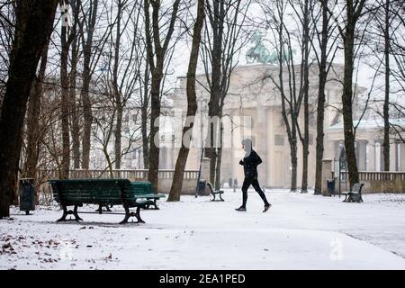 Berlin, Deutschland. Februar 2021, 07th. Deutschland, Berlin, 07. Februar 2021: Im Zentrum Berlins ist ein Läufer bei Schneefall zu sehen. Der Deutsche Wetterdienst warnt vor heftigem Schneefall mit Windwirbeleien bei Temperaturen, die deutlich unter dem Gefrierpunkt liegen. (Foto: Jan Scheunert/Sipa USA) Quelle: SIPA USA/Alamy Live News Stockfoto