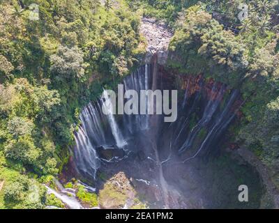 Atemberaubende Aussicht auf die Tumpak Sewu Wasserfälle auch als Amir Chupan Sewu bekannt. Tumpak Sewu Wasserfälle sind eine touristische Attraktion in Ostjava, Indonesien. Stockfoto