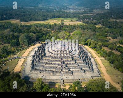 Borobudur Tempel aus der Höhe aus der Vogelperspektive in tropischer Waldlandschaft mit Bergen, altem buddhistischem Erbe, Magelang, Zentral-Java Indonesien Stockfoto