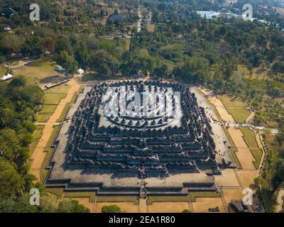 Borobudur-Tempel aus der Vogelperspektive mit geometrischem Mandala-Muster, quadratischen Terrassen und kreisförmigen Stupas, Luftaufnahmen, Zentral-Java Indonesien Stockfoto