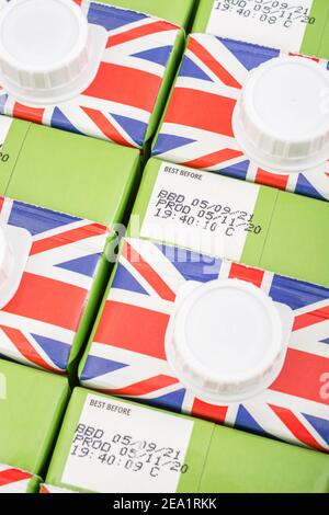 Nahaufnahme von Papierkartons mit Tesco-Eigenmarke langlebiger UHT-Halbmagermilch. Für britische Lebensmittel, Union Jack auf Lebensmittelverpackungen, UK Molkerei. Stockfoto