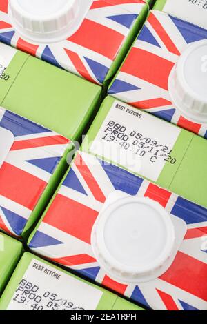 Nahaufnahme von Papierkartons mit Tesco-Eigenmarke langlebiger UHT-Halbmagermilch. Für britische Lebensmittel, Union Jack auf Lebensmittelverpackungen, UK Molkerei. Stockfoto