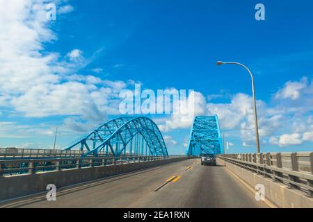 BUFFALO/ NEW YORK, USA - OKTOBER 20 2013: Autoroute payante . Autoroute. Blaue Brücke Tonawanda in der Nähe der Niagara Fälle Stockfoto